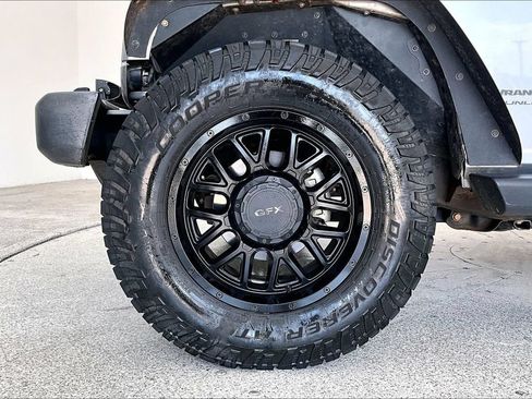 Used 2018 Jeep Wrangler Unlimited Sahara AWD/4WD image 10
