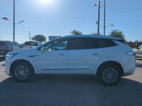 Used 2023 Buick Enclave Essence image 7