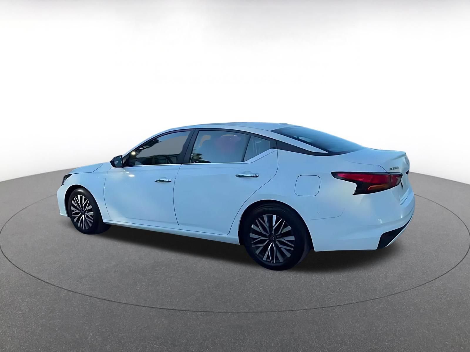 Used 2025 Nissan Altima 2.5 SV FWD image 9
