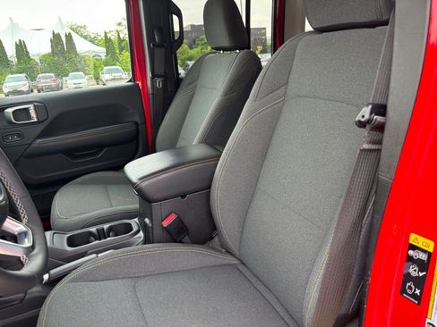 Used 2025 Jeep Wrangler Unlimited Sahara AWD/4WD image 34