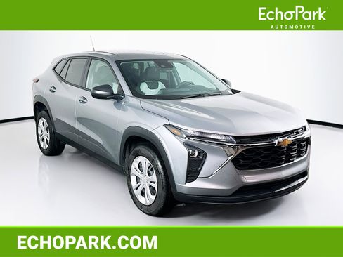 Used 2025 Chevrolet Trax LS image 1