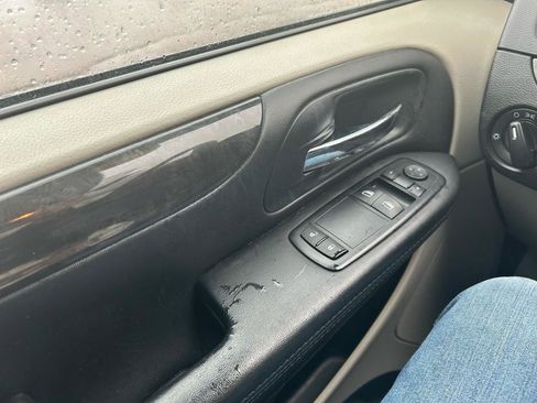 Used 2014 Dodge Grand Caravan SE image 25