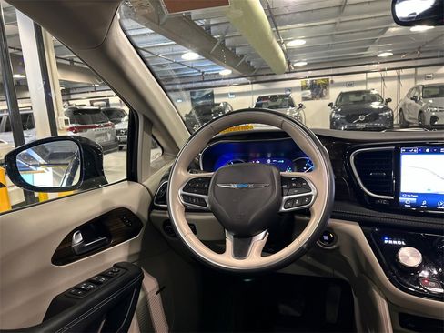 Used 2021 Chrysler Pacifica Limited w/ Uconnect Theater Family Group image 24