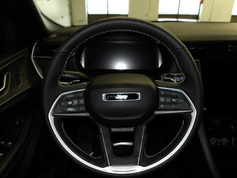 Used 2025 Jeep Grand Cherokee L Limited AWD/4WD image 14