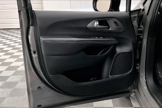 Used 2025 Chrysler Pacifica Select FWD image 20