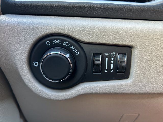 Used 2023 Chrysler Voyager LX FWD image 5
