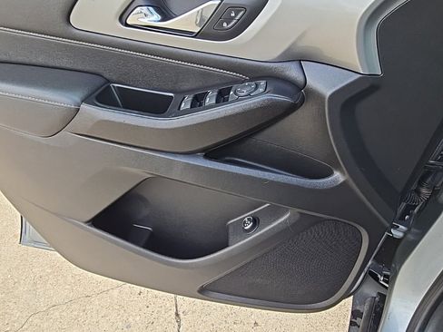 Used 2023 Chevrolet Traverse LT w/ Rear Camera Mirror Package image 36