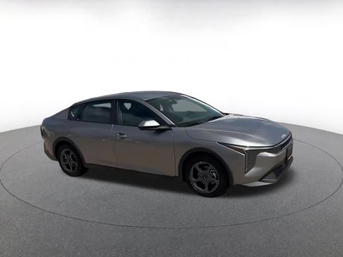 Used 2025 Kia K4 FWD image 2