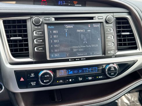 Used 2017 Toyota Highlander XLE FWD image 16