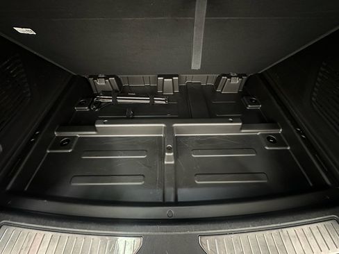 Used 2025 GMC Yukon XL Denali AWD/4WD image 13