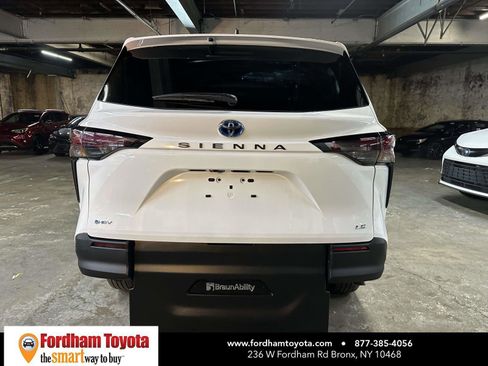 Used 2025 Toyota Sienna LE image 4