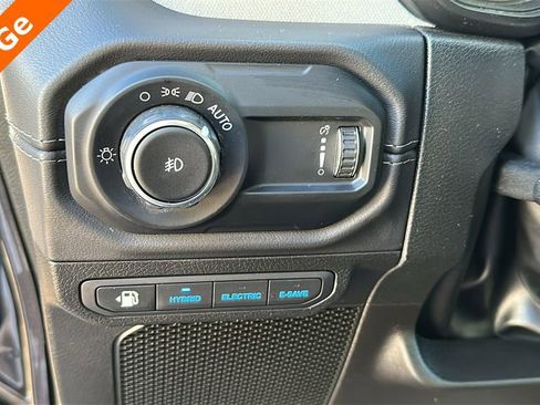 Used 2025 Jeep Wrangler Unlimited Sahara image 17