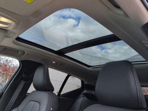 Certified 2025 Volvo XC40 B5 Plus image 24