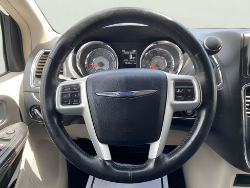 Used 2016 Chrysler Town & Country Touring w/ Driver Convenience Group FWD image 18