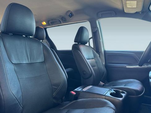 Used 2017 Toyota Sienna SE FWD image 25