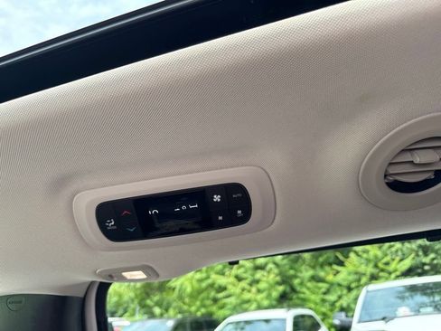 Used 2019 Chrysler Pacifica Limited w/ Advanced Safetytec Group FWD image 19