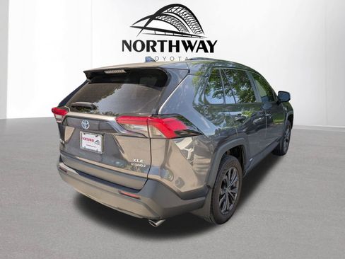 Used 2022 Toyota RAV4 XLE Premium AWD/4WD image 3