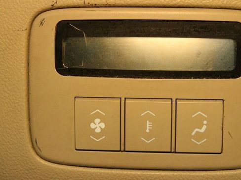 Used 2010 Cadillac DTS Premium image 16