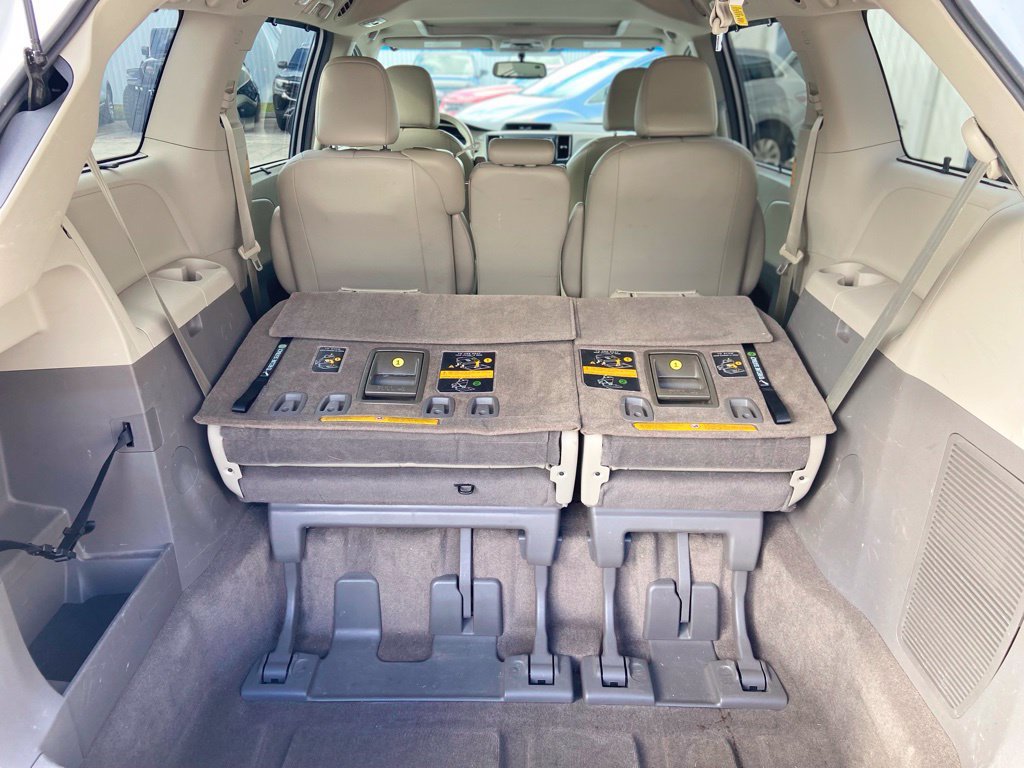 Used 2014 Toyota Sienna XLE FWD image 26
