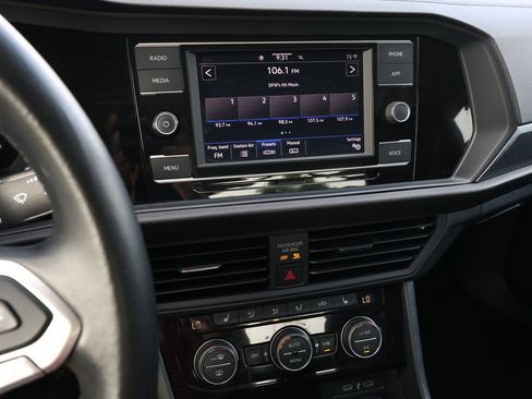 Used 2024 Volkswagen Jetta SE FWD image 19