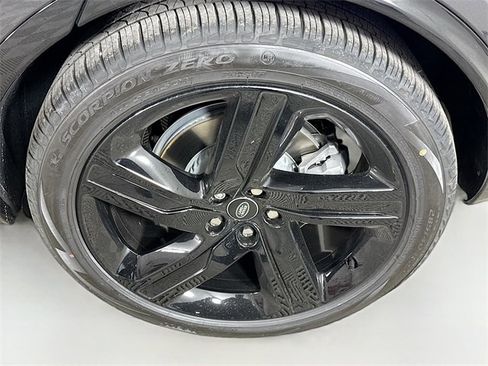 New 2026 Land Rover Discovery Dynamic SE image 33