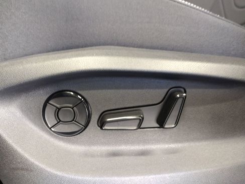 New 2025 Volkswagen Tiguan SE image 19