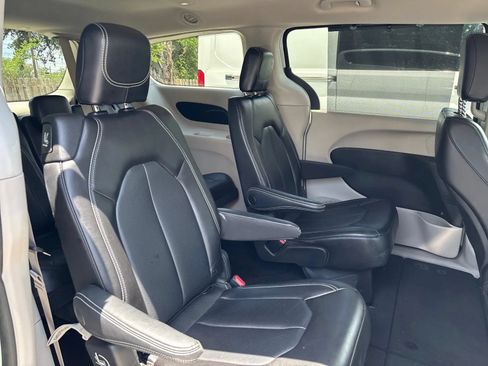 Used 2023 Chrysler Pacifica Touring-L FWD image 12