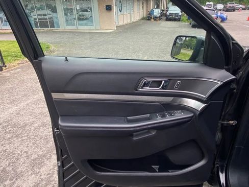 Used 2018 Ford Explorer XLT w/ Equipment Group 202A image 9
