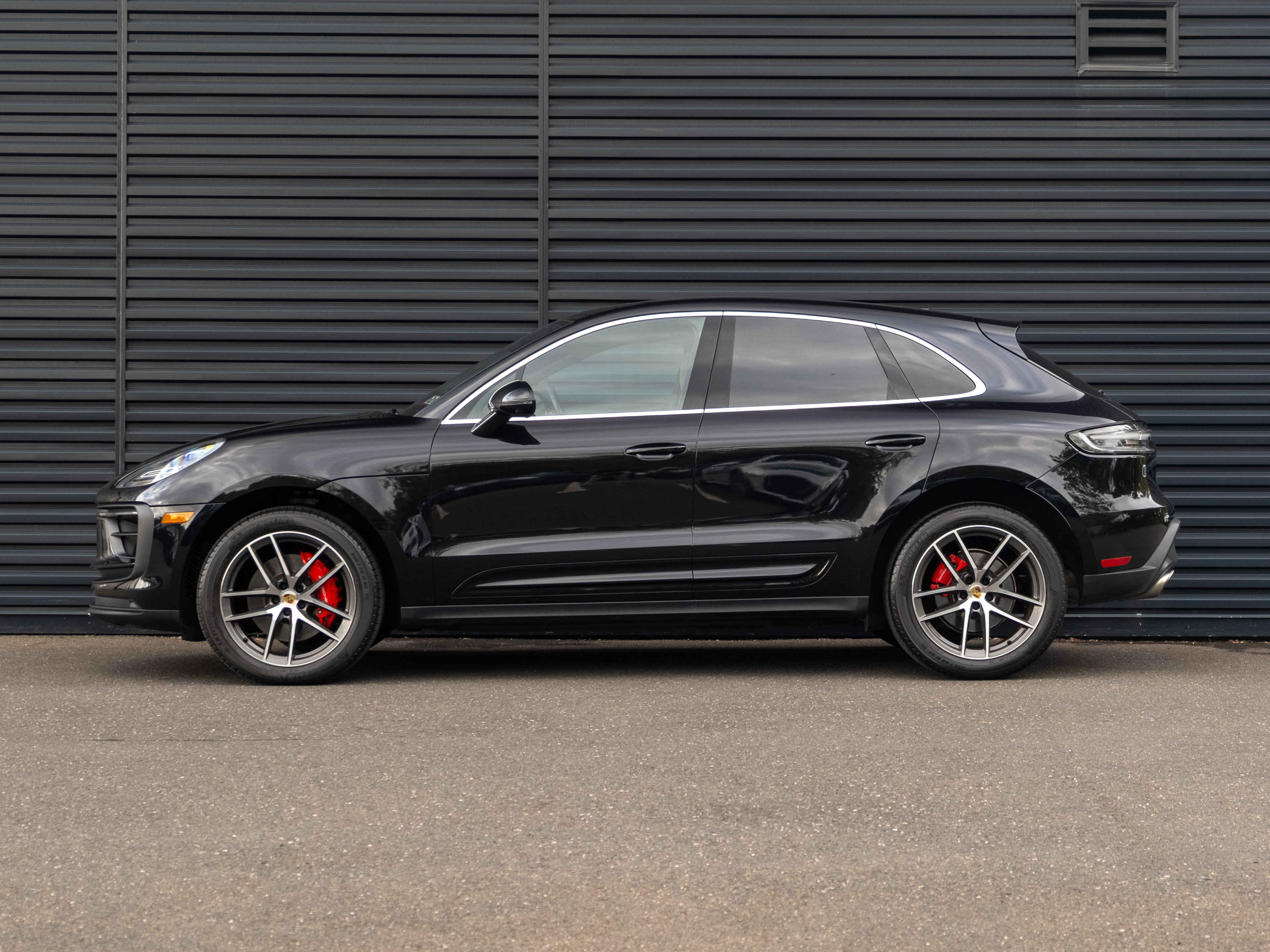 Certified 2023 Porsche Macan S AWD/4WD image 2