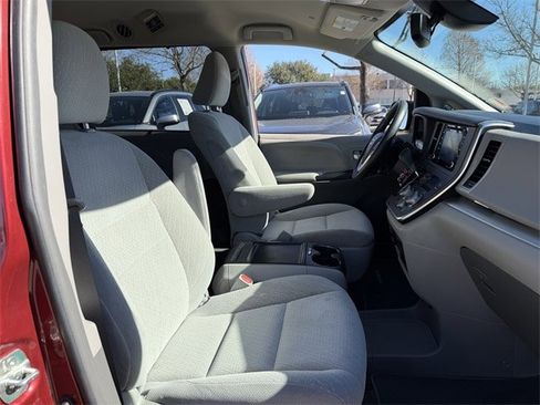 Used 2019 Toyota Sienna LE image 28