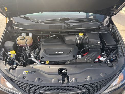 Used 2018 Chrysler Pacifica Touring-L w/ Premium Audio Group image 31