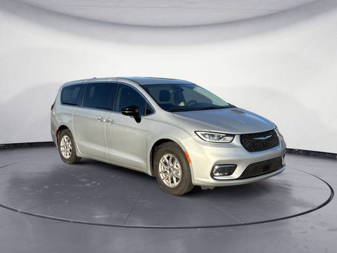 Used 2024 Chrysler Pacifica Touring-L FWD image 7