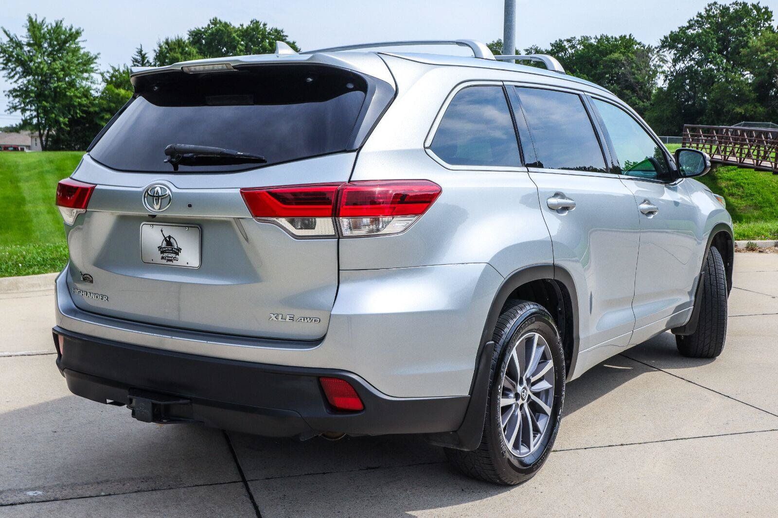 Used 2018 Toyota Highlander XLE AWD/4WD image 19