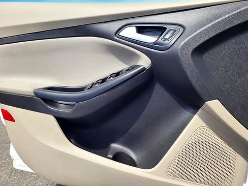 Used 2016 Ford Focus SE w/ SE Power Seat Package FWD image 13