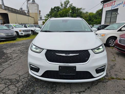 Used 2022 Chrysler Pacifica Touring-L AWD/4WD image 2