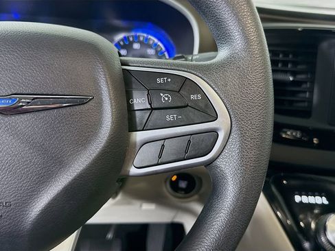 Used 2017 Chrysler Pacifica Touring w/ Tire & Wheel Group FWD image 20
