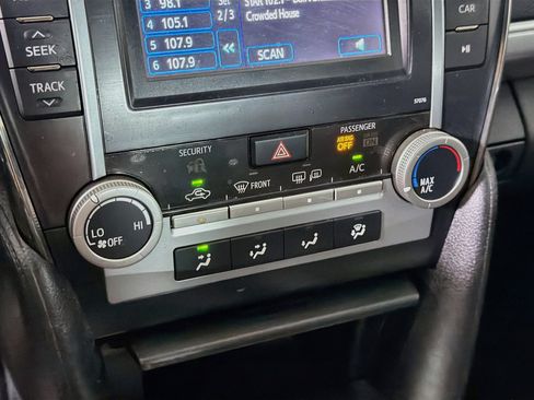 Used 2014 Toyota Camry SE FWD image 22