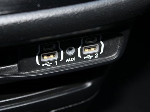 Used 2024 Chrysler Pacifica Limited image 26