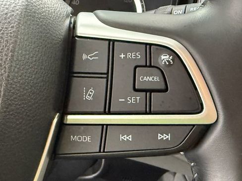 Used 2022 Toyota Highlander LE FWD image 11