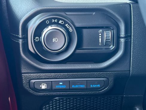 Used 2025 Jeep Wrangler Unlimited Sahara AWD/4WD image 33