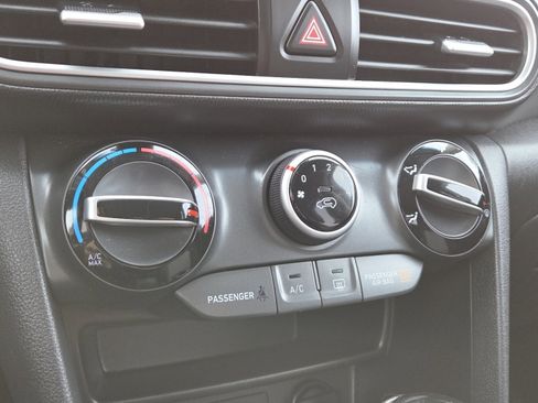 Used 2019 Hyundai Kona SEL image 30