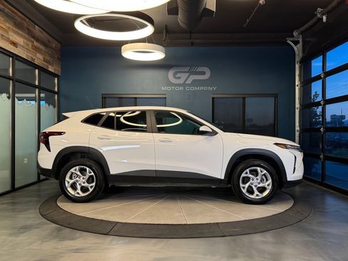 Used 2025 Chevrolet Trax LS w/ LS Convenience Package FWD image 2