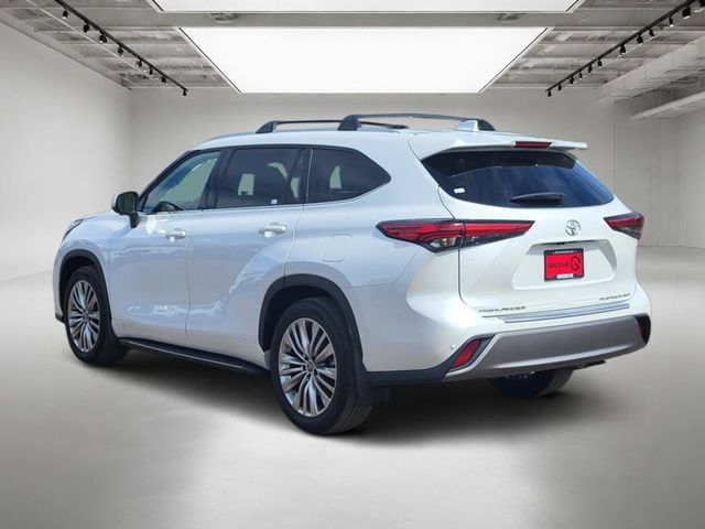 Used 2023 Toyota Highlander Platinum AWD/4WD image 3