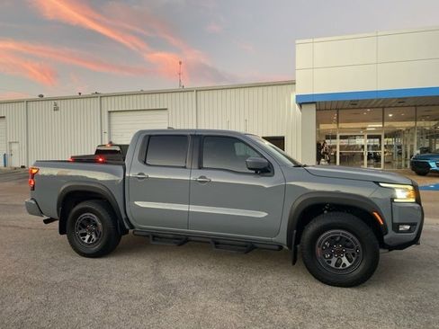 Used 2025 Nissan Frontier PRO-4X w/ Black Accent Package image 6
