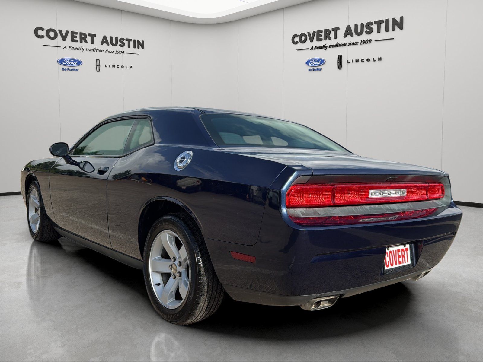 Used 2014 Dodge Challenger SXT RWD image 3