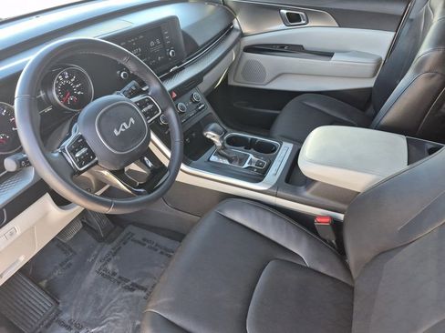 Used 2023 Kia Carnival LX image 12