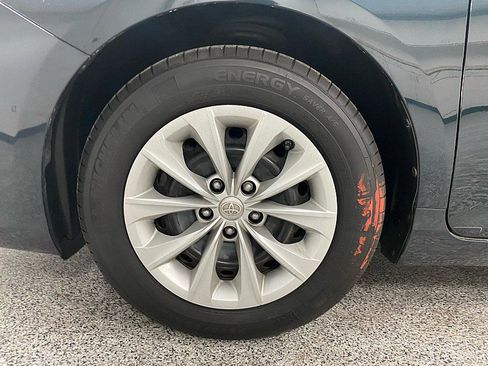 Used 2015 Toyota Camry LE image 19