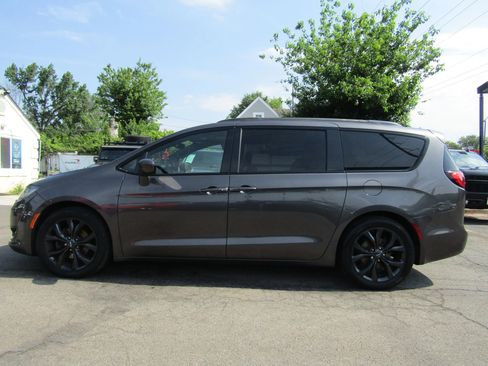 Used 2018 Chrysler Pacifica Touring-L Plus FWD image 4