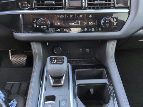 Used 2025 Nissan Pathfinder Platinum FWD image 26
