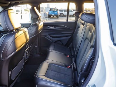 New 2025 Jeep Grand Cherokee Altitude image 20